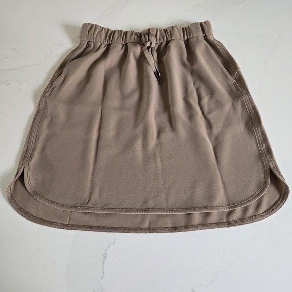 NWOT Lululemon On The Fly Skirt Woven Frontier Tan Elastic Waist Knee Length 8 - Picture 2 of 8